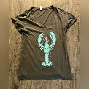 Backwater Martha’s Vineyard Lobster V-Neck Tee Edgartown women’s EUC boutique